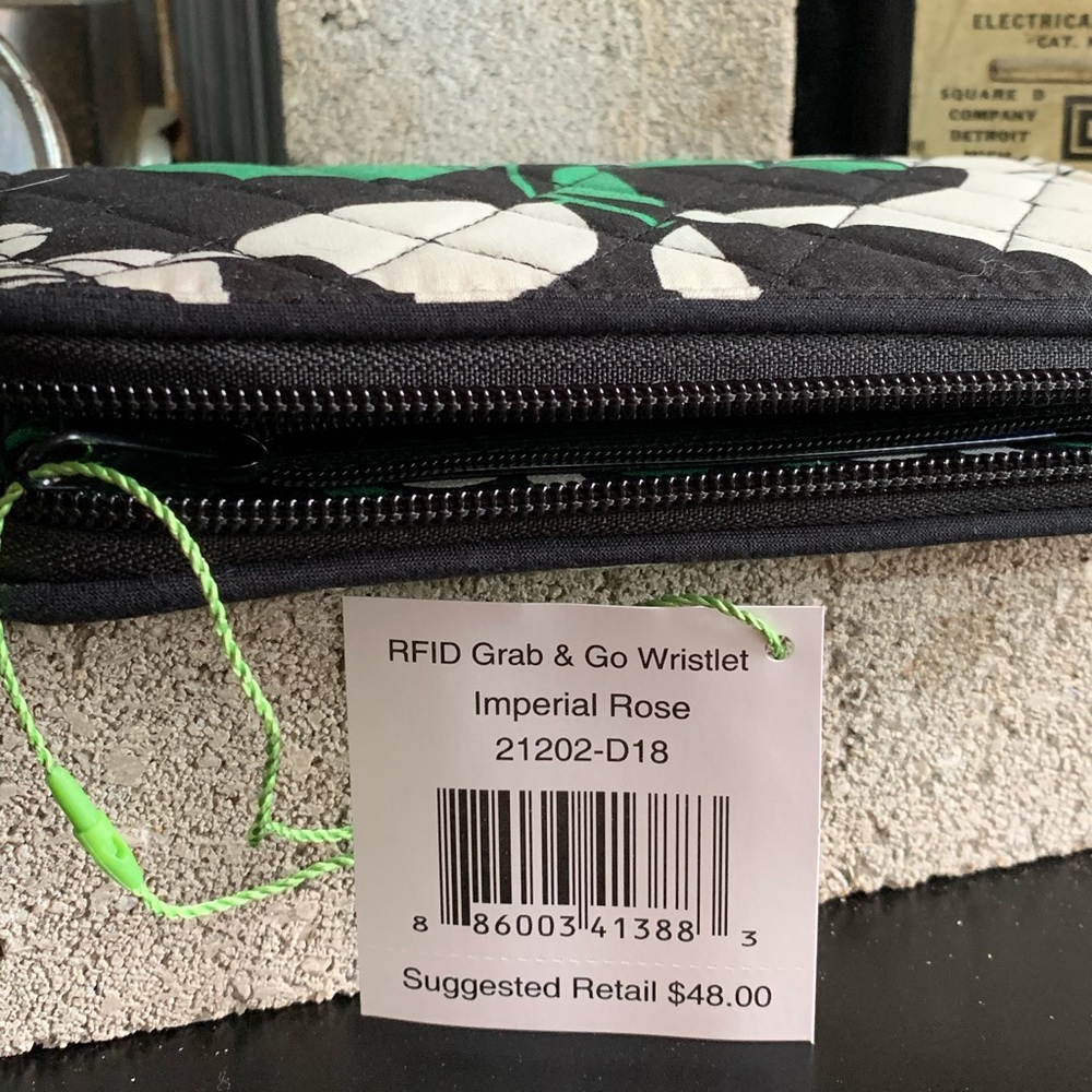 Vera Bradley RFID Grab and Go Wristlet - Picture 4 of 5